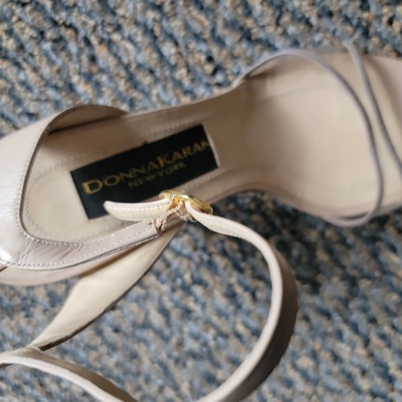 Stunning Donna Karan New York Neutral Strappy Sandals Size 8 - Picture 16 of 16